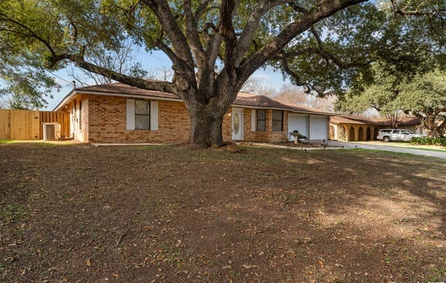 4-bedroom rental at 214 Indian Pink Dr in Floresville, TX — photo 2