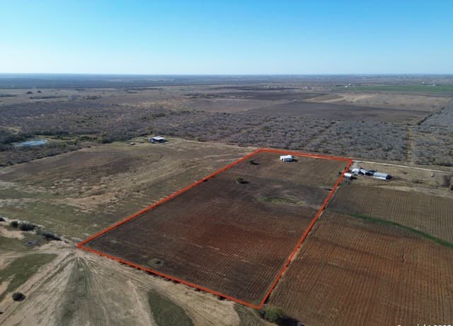 rental at 737 Joy Ln in Floresville, TX — photo 2