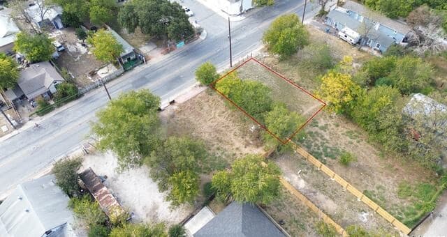 rental at 2525 Guadalupe St in San Antonio, TX — photo 3