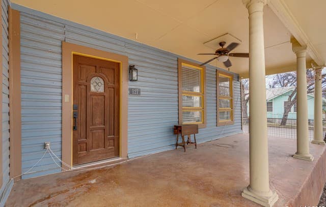 3-bedroom rental at 127 Vance St in San Antonio, TX — photo 2