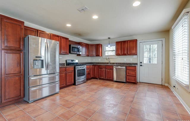 3-bedroom rental at 127 Vance St in San Antonio, TX — photo 3