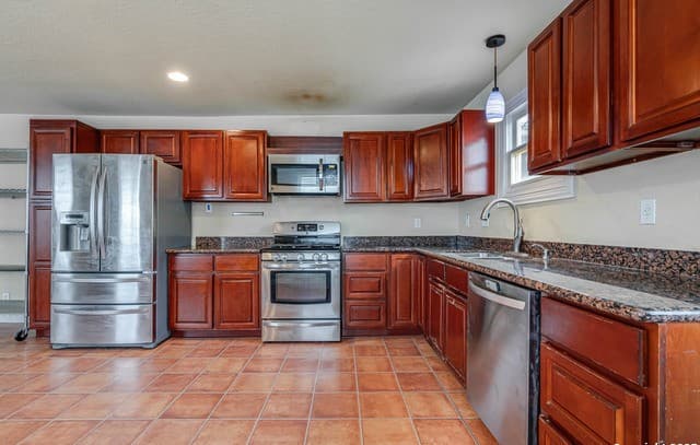 3-bedroom rental at 127 Vance St in San Antonio, TX — photo 4