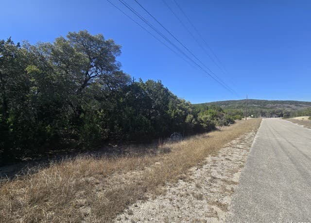 rental at 457 County Road 2767 in Mico, TX — photo 4