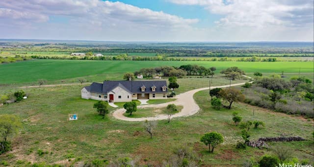 4-bedroom rental at 208 Private Road 378 in Rio Medina, TX — photo 1