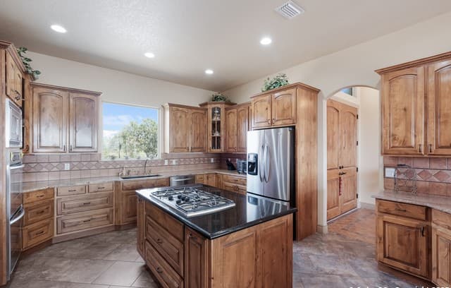 4-bedroom rental at 208 Private Road 378 in Rio Medina, TX — photo 3