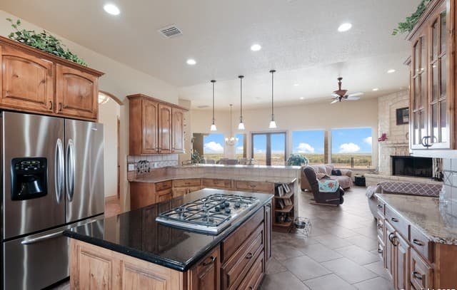 4-bedroom rental at 208 Private Road 378 in Rio Medina, TX — photo 4