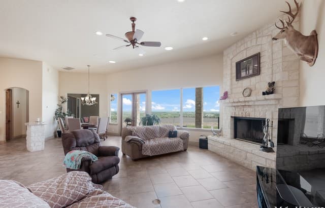 4-bedroom rental at 208 Private Road 378 in Rio Medina, TX — photo 5