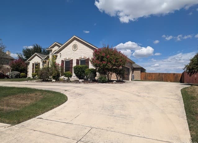 3-bedroom rental at 6963 Hallie Heights in Schertz, TX — photo 2