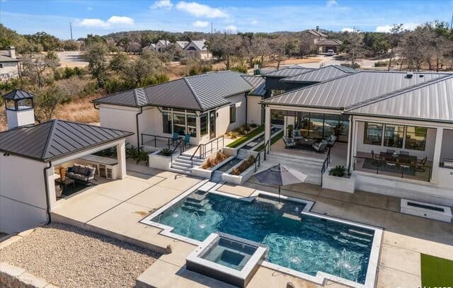 5-bedroom rental at 122 Peach Springs in Boerne, TX — photo 3