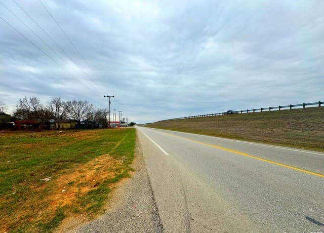 rental at TBD 4th St - Lot 13 in Moore, TX — photo 5