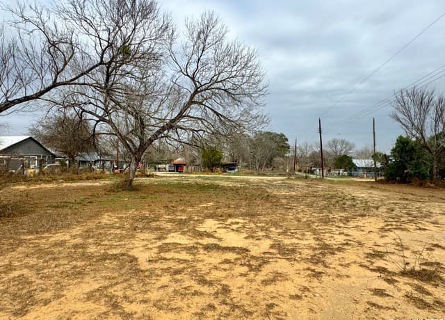 rental at TBD 5th St - Lot 11 in Moore, TX — photo 2