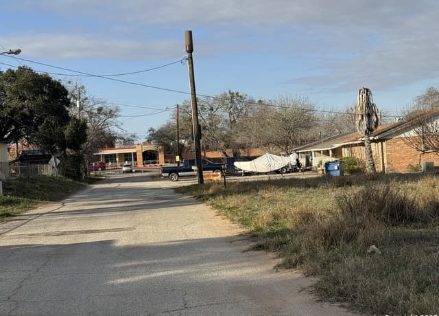 rental at 000 School ST. in Pleasanton, TX — photo 5