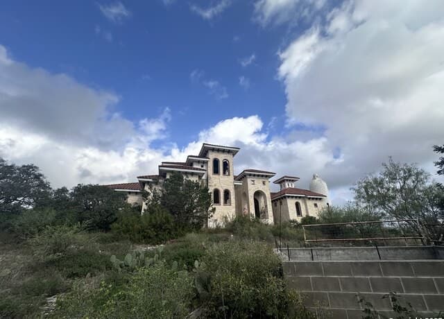 6-bedroom rental at 0 County Road 2720 & Cr 2721 in Mico, TX — photo 1