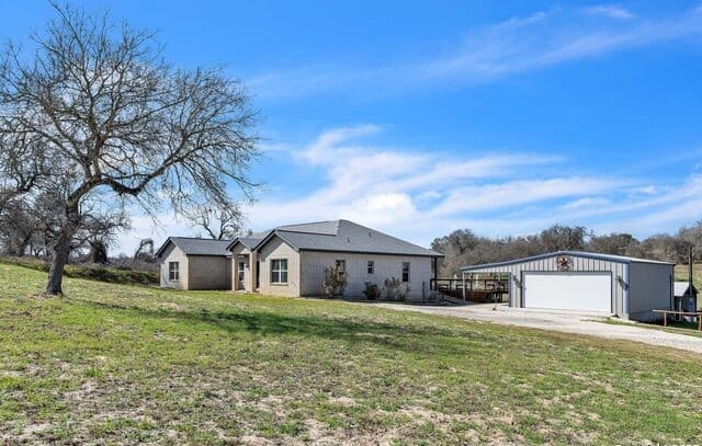 3-bedroom rental at 254 Broken Arrow in Floresville, TX — photo 4