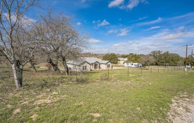 3-bedroom rental at 254 Broken Arrow in Floresville, TX — photo 5