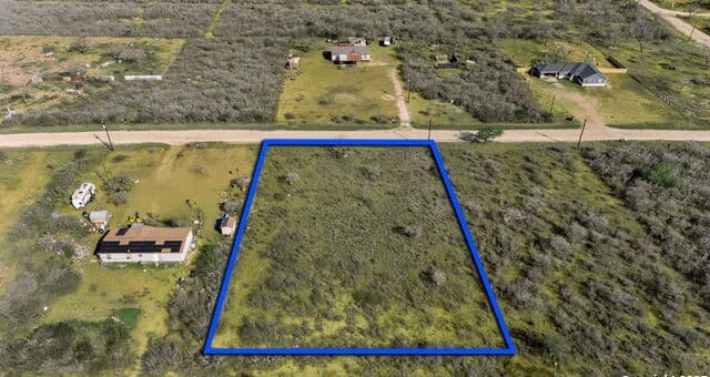 rental at 167 County Road 2665 in Moore, TX — photo 1