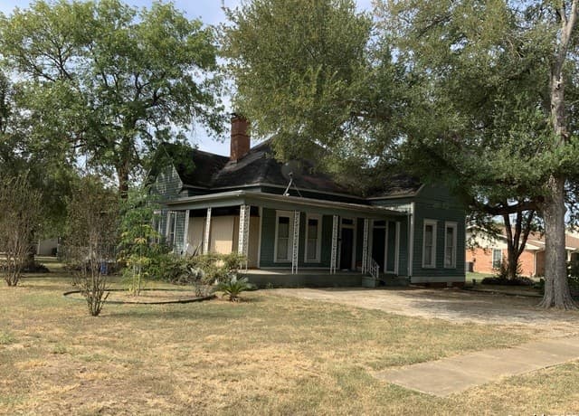4-bedroom rental at 309 E 3rd Street in Nixon, TX — photo 1