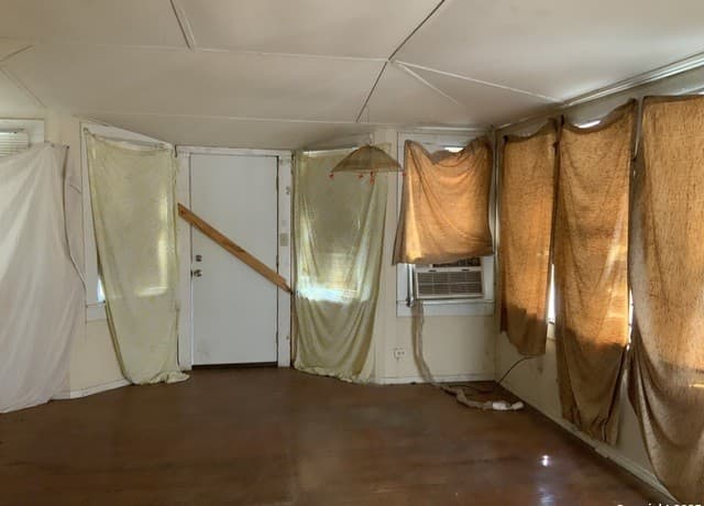 4-bedroom rental at 309 E 3rd Street in Nixon, TX — photo 2