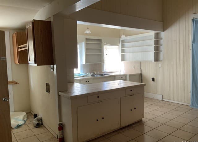 4-bedroom rental at 309 E 3rd Street in Nixon, TX — photo 3