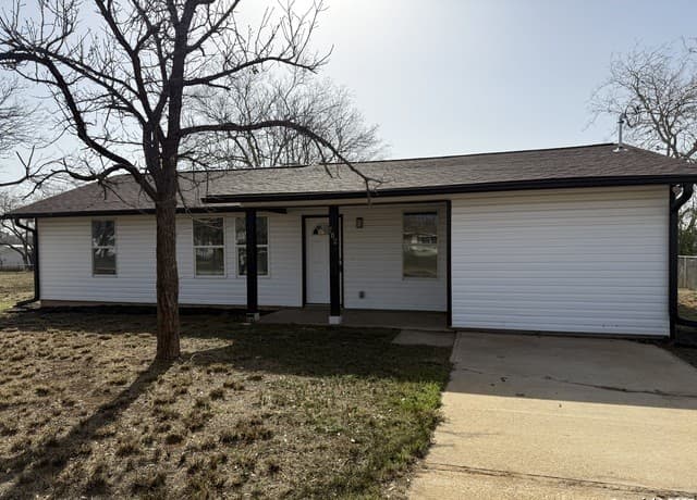 3-bedroom rental at 702 Orange in Jourdanton, TX — photo 1