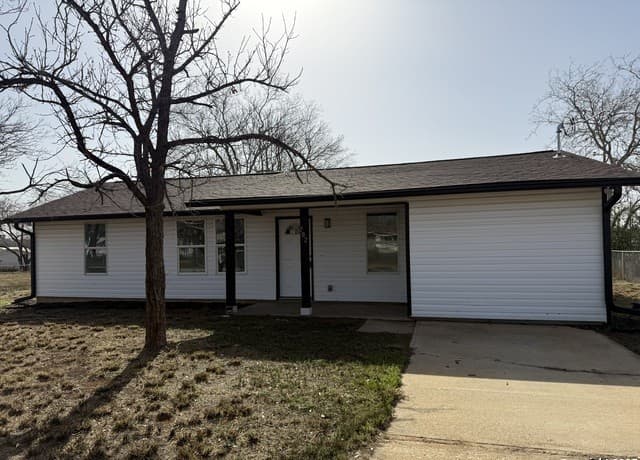 3-bedroom rental at 702 Orange in Jourdanton, TX — photo 2