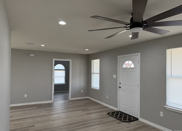 3-bedroom rental at 702 Orange in Jourdanton, TX — photo 4