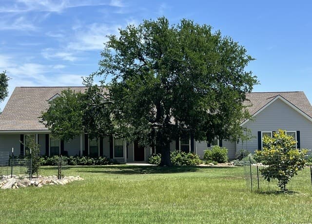 4-bedroom rental at 106 Abierto Cove Dr in Blanco, TX — photo 4