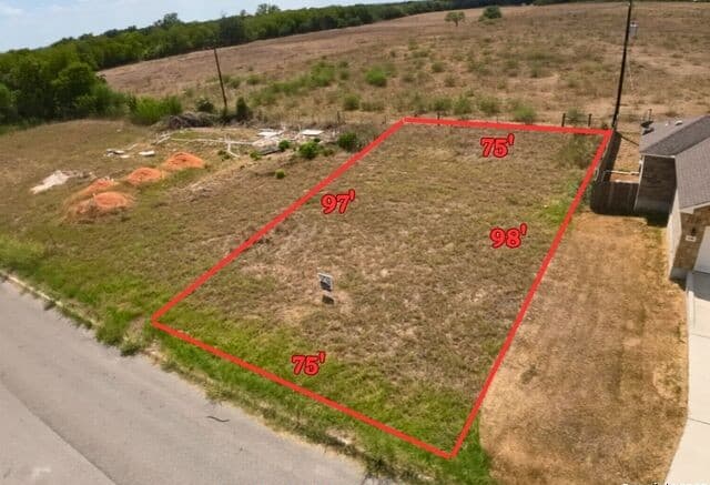 rental at 152 N 1st ST in Floresville, TX — photo 1