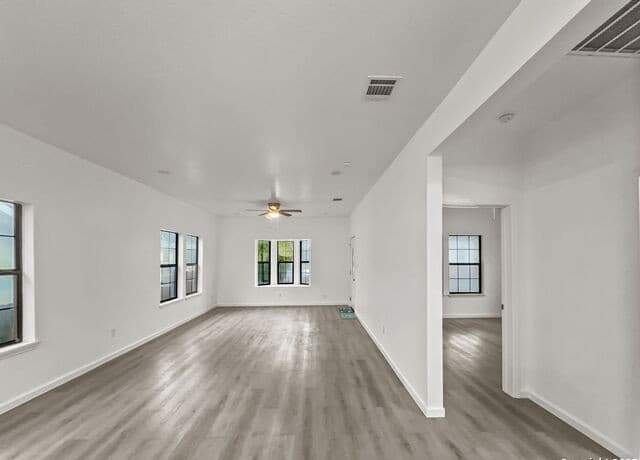 3-bedroom rental at 214 Preston Avenue in San Antonio, TX — photo 4