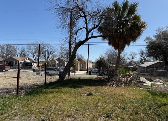 rental at 831 S San Eduardo in San Antonio, TX — photo 1