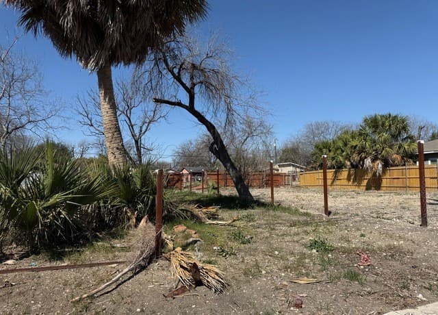 rental at 831 S San Eduardo in San Antonio, TX — photo 3