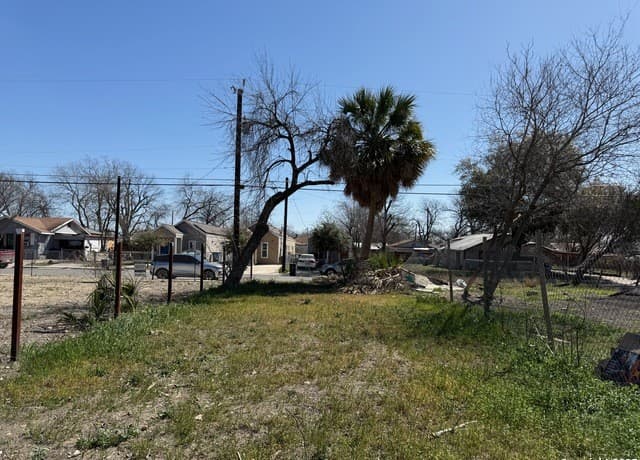 rental at 831 S San Eduardo in San Antonio, TX — photo 4