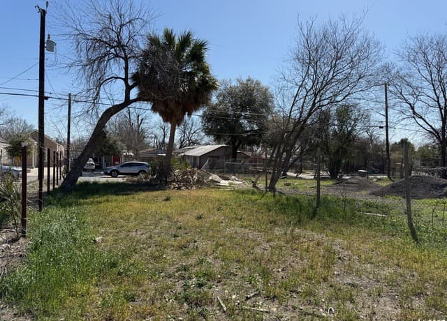 rental at 831 S San Eduardo in San Antonio, TX — photo 5
