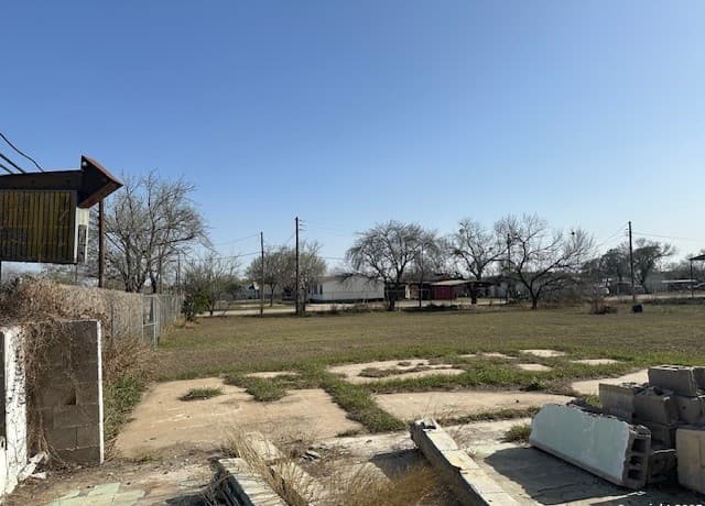 rental at 98 S Edwards in Charlotte, TX — photo 1