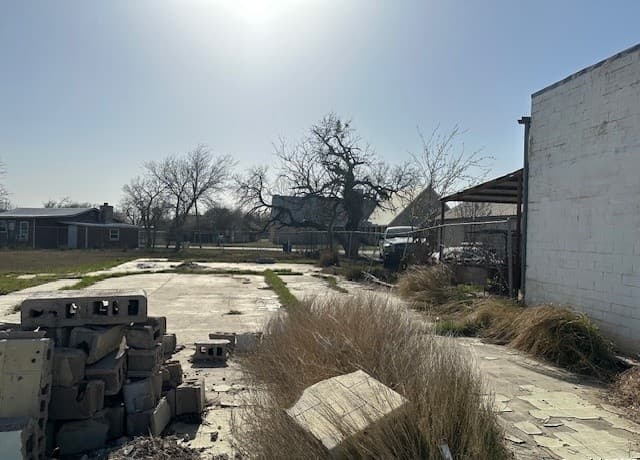 rental at 98 S Edwards in Charlotte, TX — photo 4