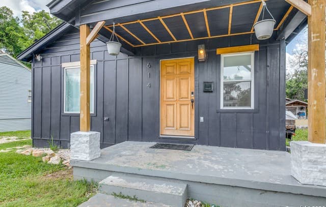 3-bedroom rental at 614 Delmar St in San Antonio, TX — photo 3