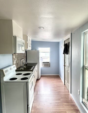 2-bedroom rental at 104 S 2nd ST in Stockdale, TX — photo 5