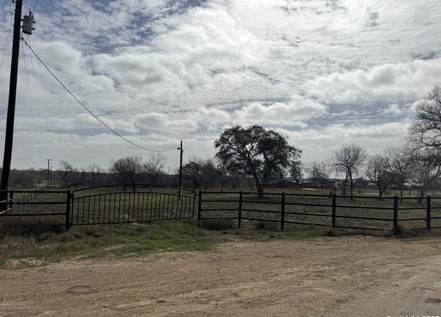 rental at 115 County Road 779 in Devine, TX — photo 3