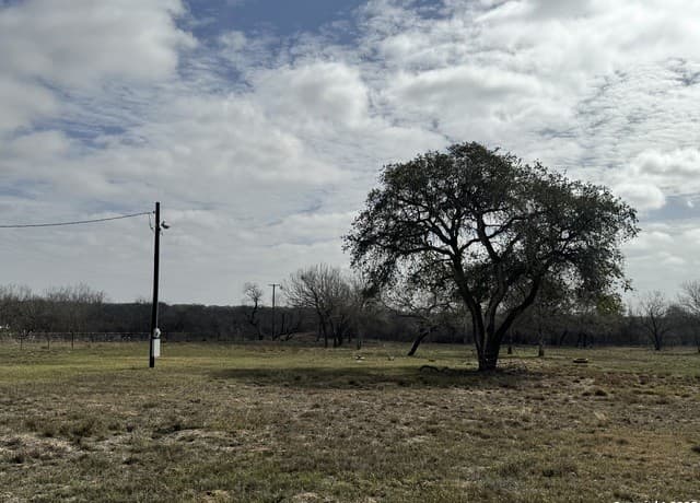 rental at 115 County Road 779 in Devine, TX — photo 5