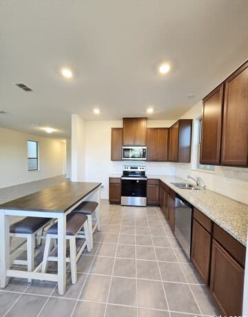 5-bedroom rental at 10643 W Military Unit 37 in San Antonio, TX — photo 4