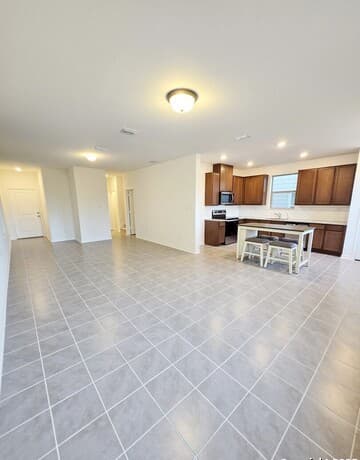 5-bedroom rental at 10643 W Military Unit 37 in San Antonio, TX — photo 5