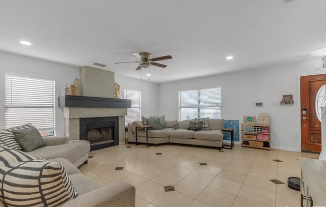 3-bedroom rental at 16711 Coral Glade in San Antonio, TX — photo 3