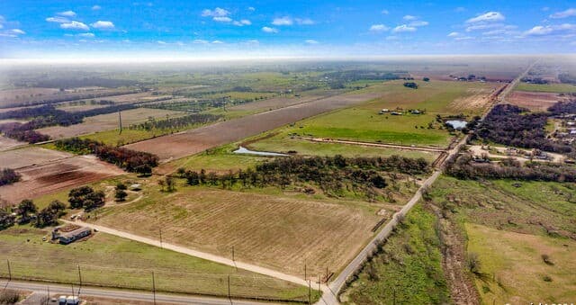 rental at 11038 County Road 584 in LaCoste, TX — photo 2
