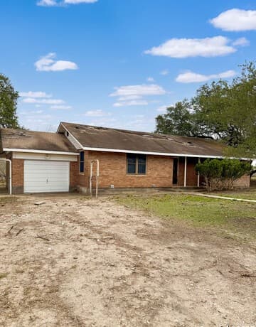 2-bedroom rental at 705 Weir in Karnes City, TX — photo 3