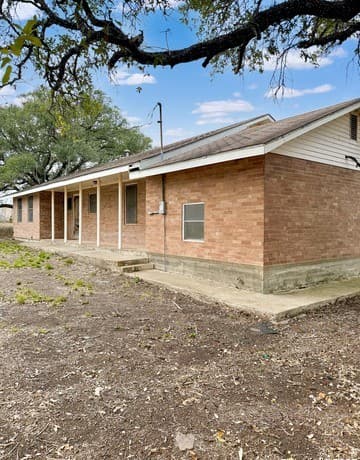 2-bedroom rental at 705 Weir in Karnes City, TX — photo 5