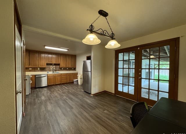 3-bedroom rental at 119 Greenlawn Ave in Pleasanton, TX — photo 5