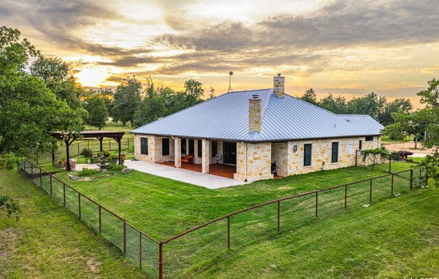 4-bedroom rental at 1554 Vintage Oaks Dr in Fredericksburg, TX — photo 2