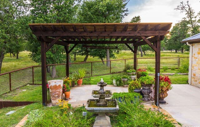 4-bedroom rental at 1554 Vintage Oaks Dr in Fredericksburg, TX — photo 3