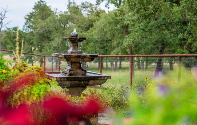 4-bedroom rental at 1554 Vintage Oaks Dr in Fredericksburg, TX — photo 4
