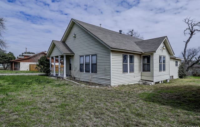 3-bedroom rental at 711 S 7th St in Kenedy, TX — photo 4